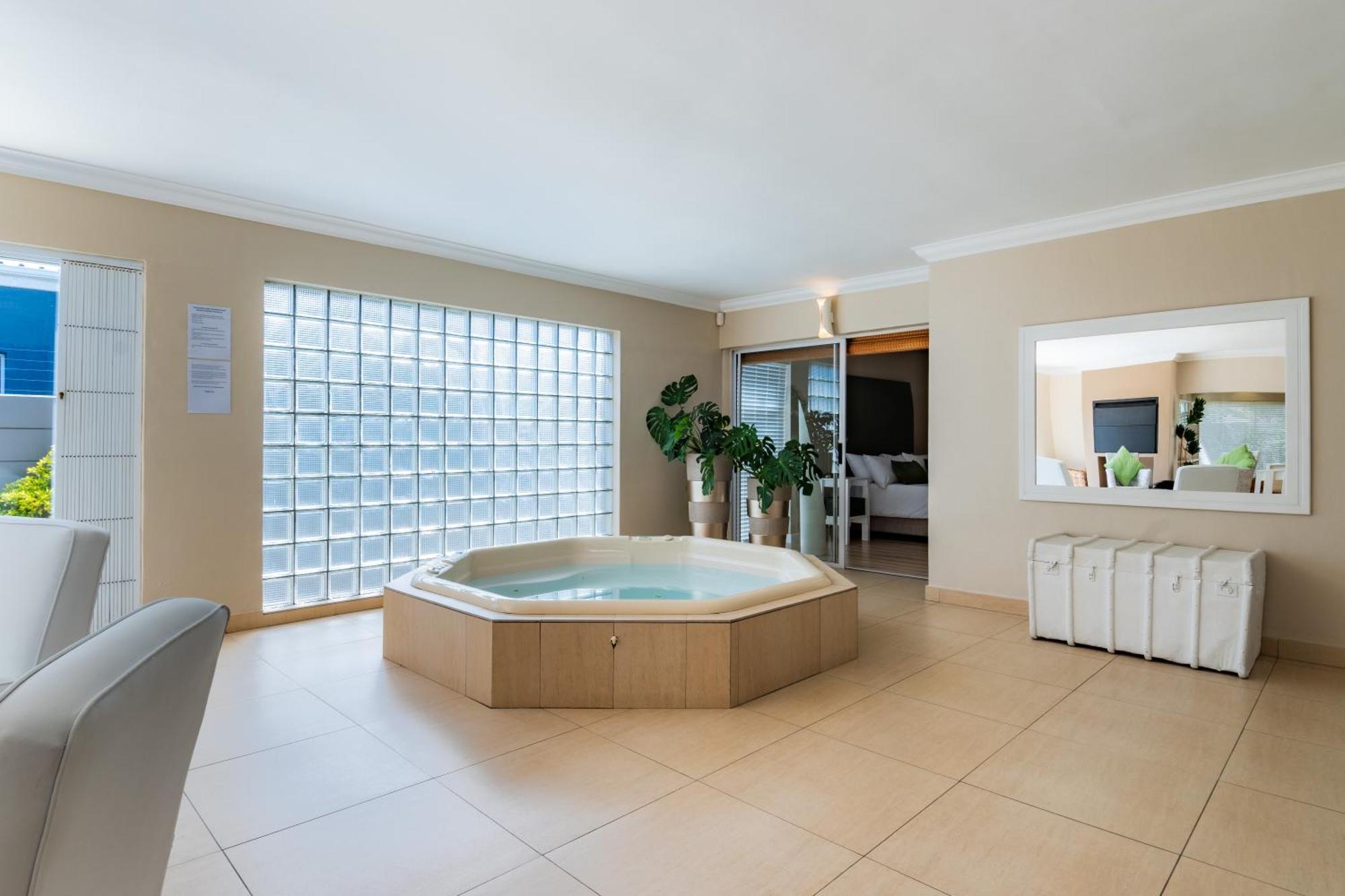 Gem With Indoor Jacuzzi, Self Check-In Cape Town Exterior photo